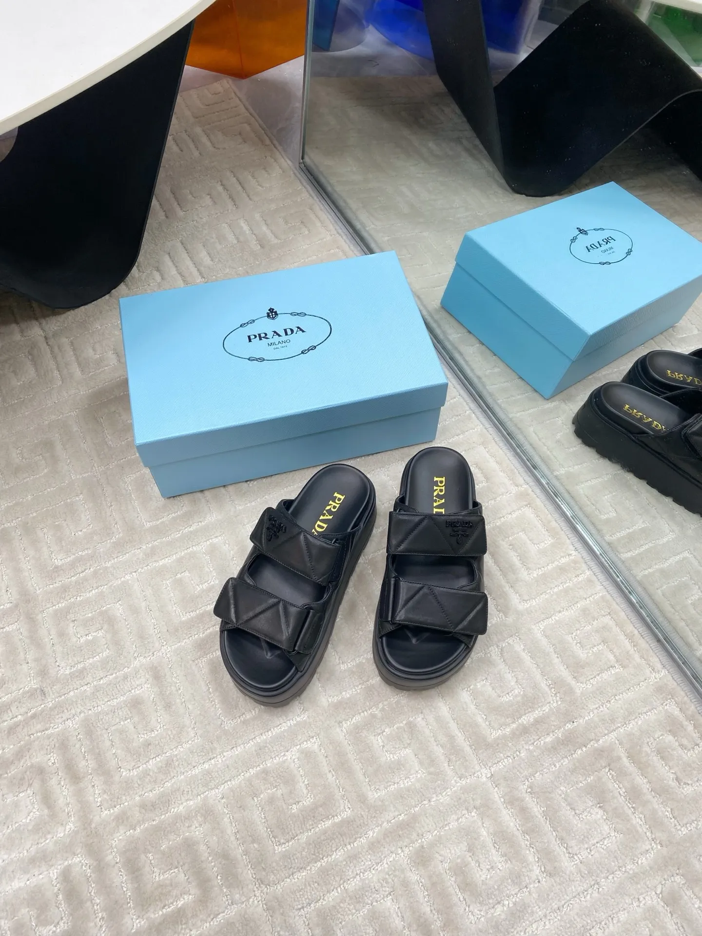 👟👟Ex-factory price 580👟👟 Prada Prada 2025 spring and summer new sandals Roman thick-soled Velcro sandals slippers The latest catwalk style, classic upgrades Comfort and fashionability coexist Each color combination looks good, and the design matches different style needs Upper: Original customized cowhide Lining: Original customized sheepskin lining, cowhide Foot pads Outsole: Original open-molded anti-slip outsole Shoe size: 35-40